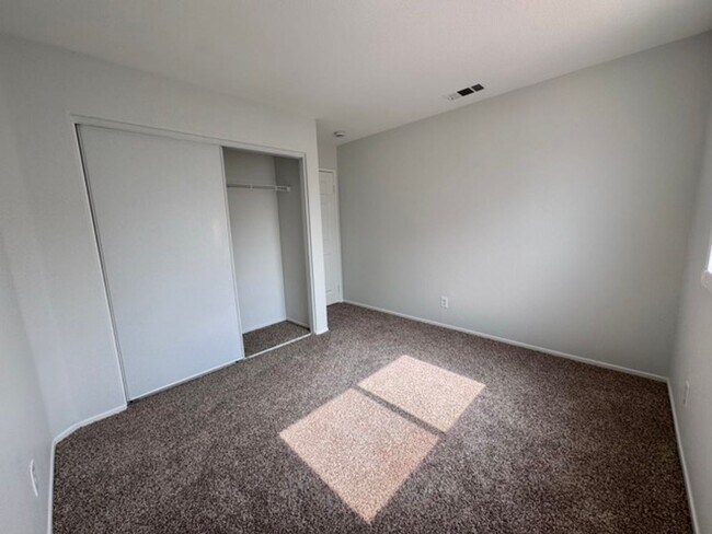 Building Photo - Spacious 4 Bedroom Home with a loft AND bo...