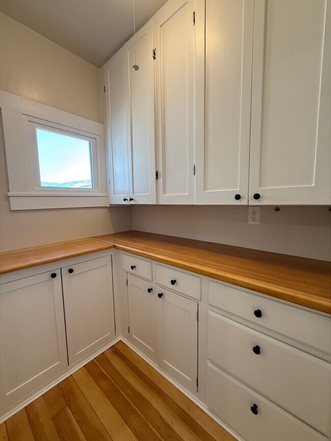 Building Photo - Cute two bedroom cottage in central Ashlan...