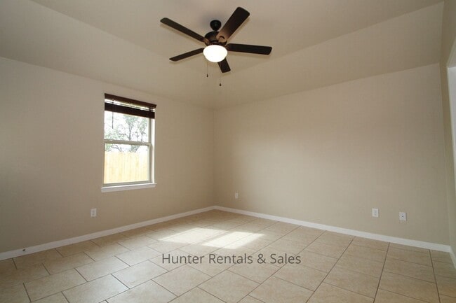 Building Photo - Loaded With Amenities!