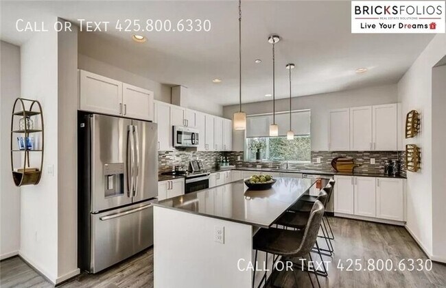 Building Photo - Stunning Three-Story Townhome in Lynnwood, WA