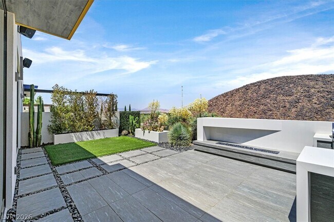 Building Photo - 692 Scenic Cliff Dr