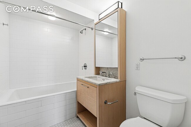 Building Photo - Sprawling UWS 4-Bedroom