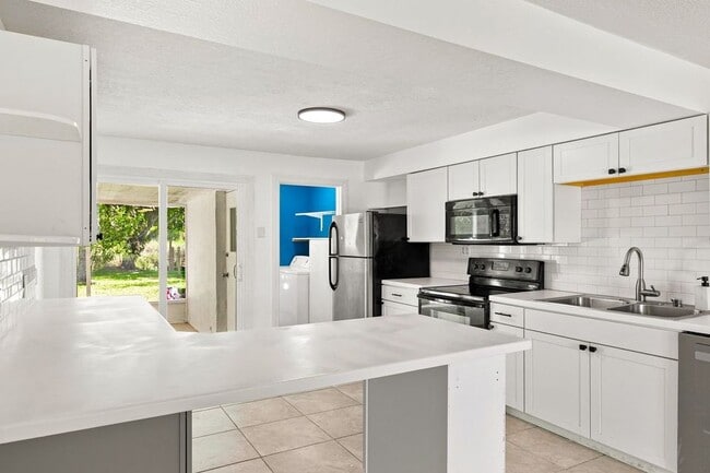 Building Photo - 2393 Victor Rd