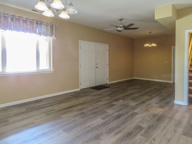 Building Photo - ** Beautiful Spacious 4 Bedroom 3 Bath Hom...