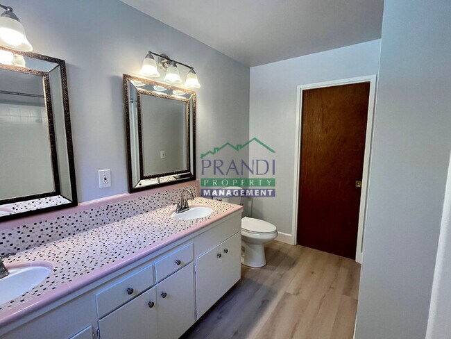 Building Photo - 20 Graceland Dr