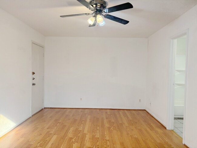 Building Photo - 10855 Meadowglen Ln