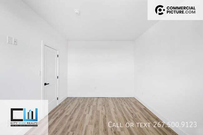 Building Photo - Great Location. Modern Two bedroom Apartment.