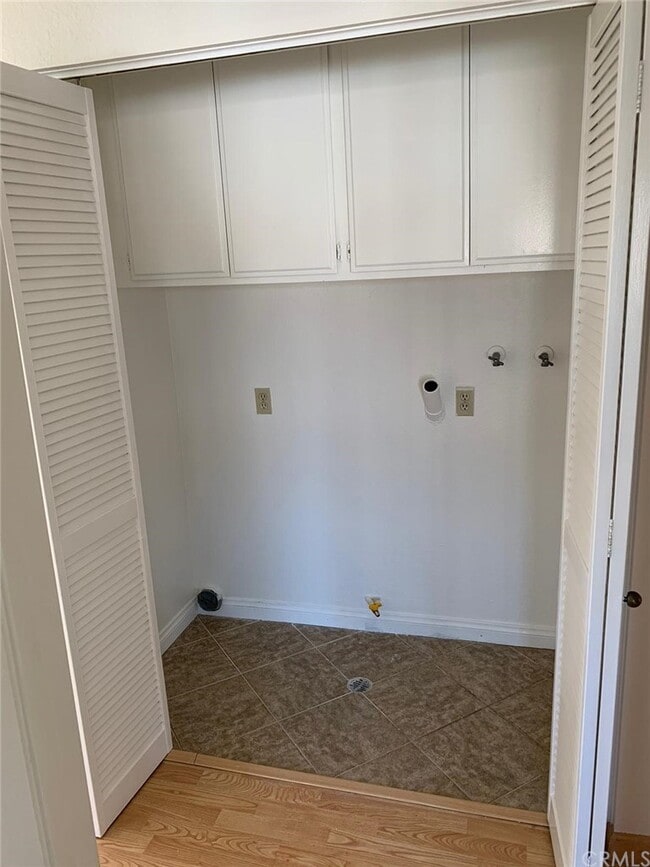 Building Photo - 543 Springbrook N