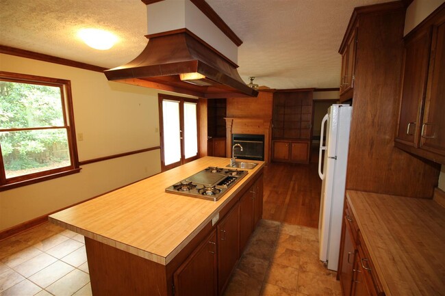 Building Photo - 2153 Southwood Rd
