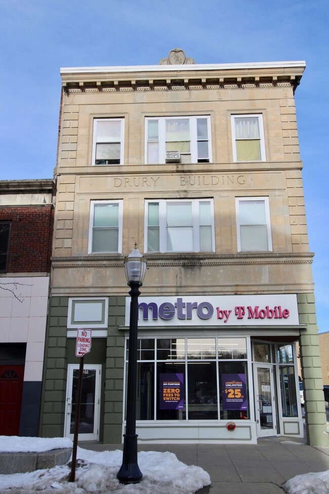 Building Photo - 327 Main St