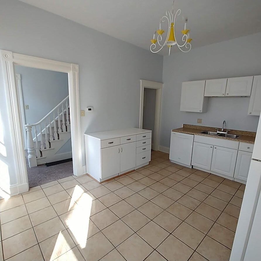 Building Photo - 559 E Epworth Ave