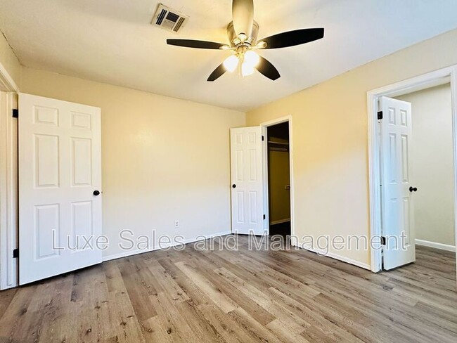 Building Photo - 522 Peppertree Ln