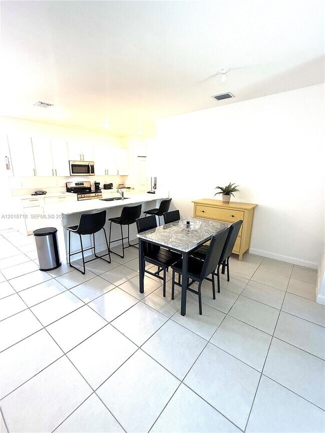 Building Photo - 4941 Oakmont Dr