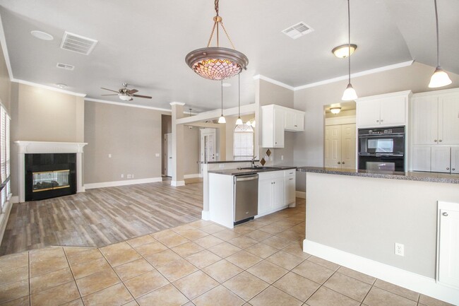 Building Photo - Great 4 Bed, 2 Bath, in Gated Community / ...