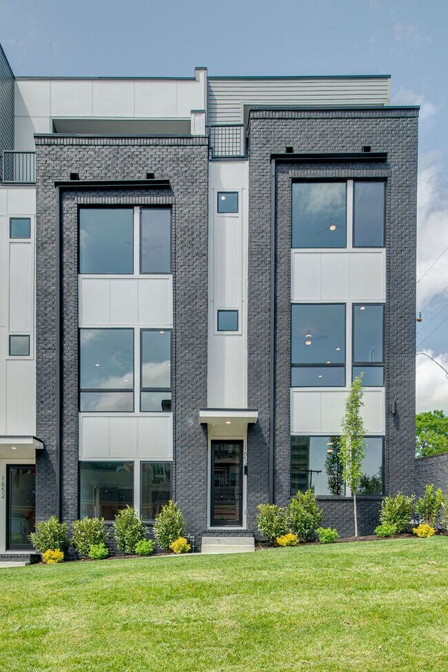 Building Photo - 4 Bedroom Rental in Hillsboro Village!