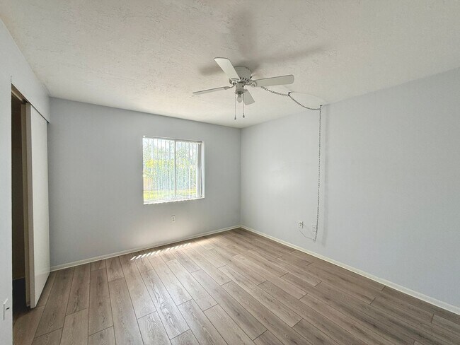 Building Photo - Close to Downtown Sarasota - 2/1 Condo - I...