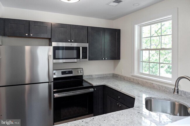 Building Photo - 1 N Main St