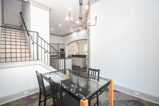 Building Photo - 2702 Tudor Manor
