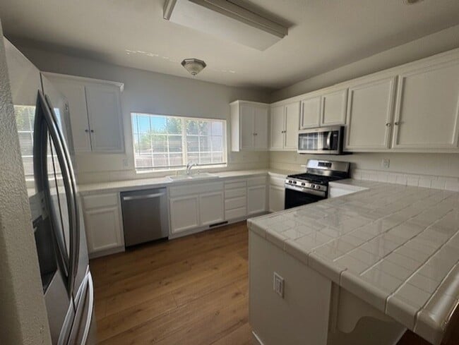 Building Photo - Newly Remodeled and Spacious 4 Bedroom Tow...
