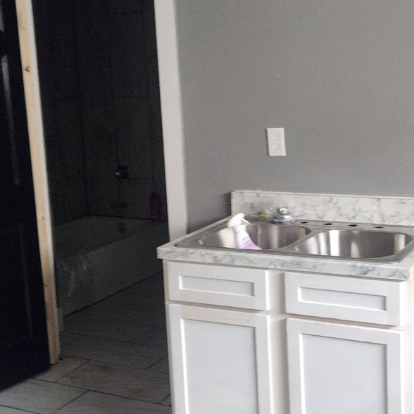 Building Photo - 791 Hanley St