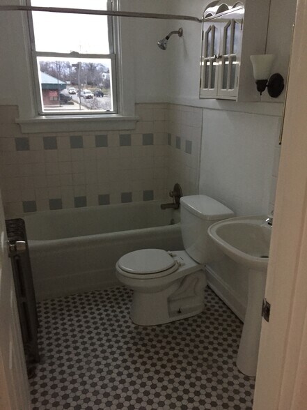 Building Photo - 3095 Glenmore Ave