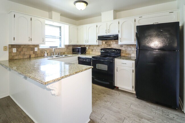 Building Photo - Located in South Tulsa - 3 Bedroom Home!!