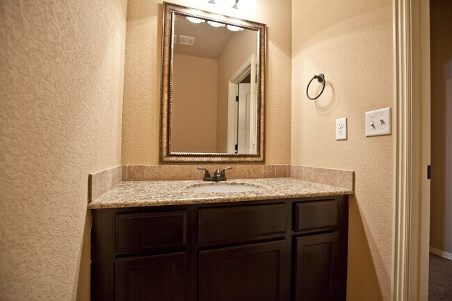 Building Photo - ***901 Oakwood Lane***