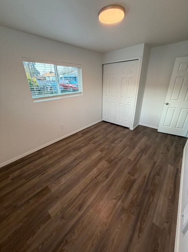 Building Photo - Newly Remodeled 2 Bedroom!
