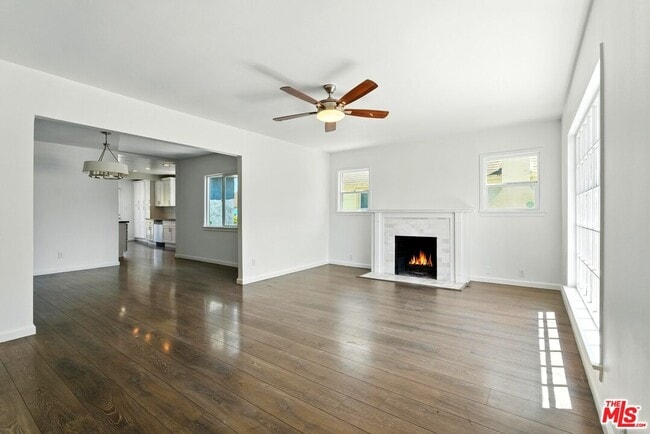 Building Photo - 5428 S Victoria Ave