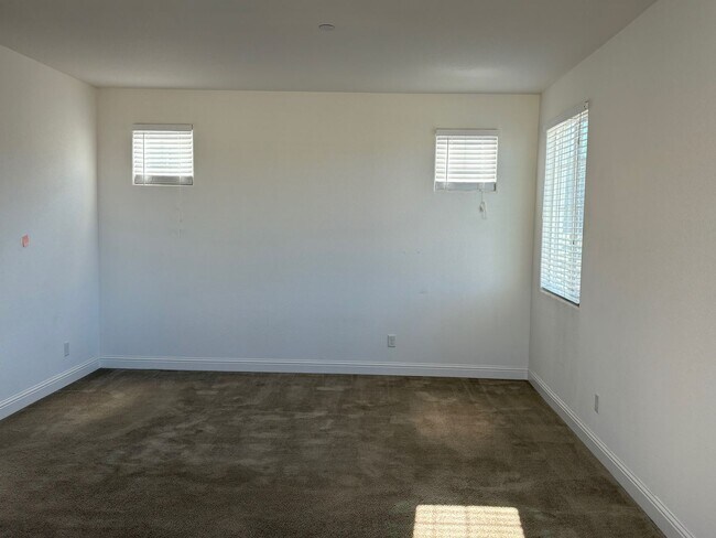 Building Photo - Large 5 bedroom home with loft.  Featuring 2 primary bedrooms