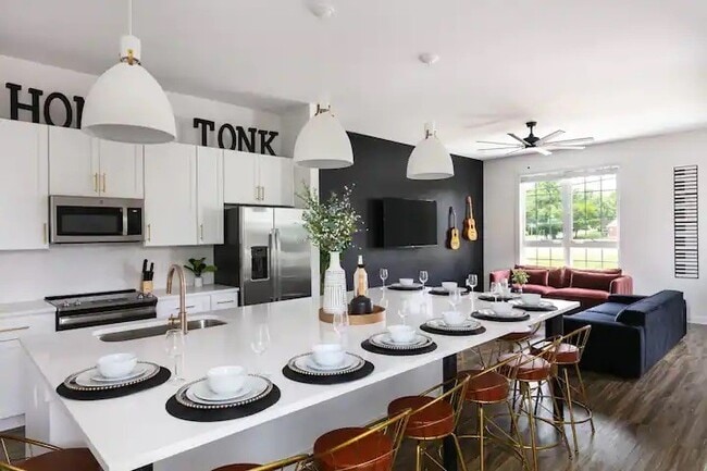 Building Photo - 738 Douglas Ave