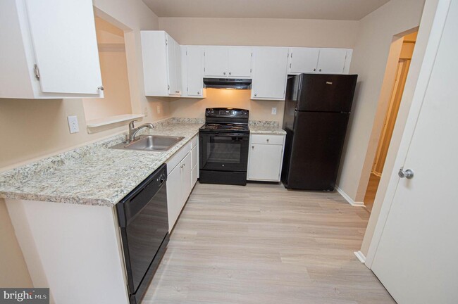 Building Photo - 810 College Ln