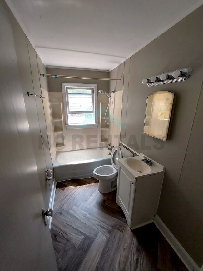 Building Photo - UNDER RENOVATION: 2-Bedrooms and 1-Bathroo...