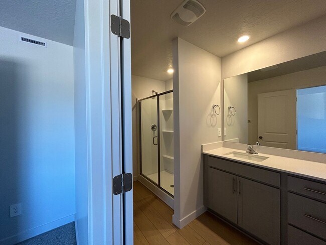 Building Photo - 4 Bedroom 2.5 Bathroom Townhome in Lehi!