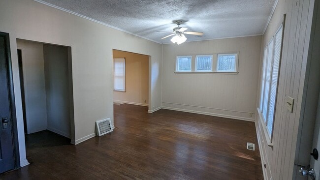 Building Photo - East End home near hospital, restaurants, grocery