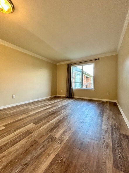 Building Photo - 474 Fox Hills Dr S