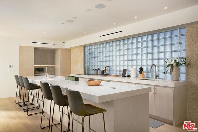 Building Photo - 508 N Sweetzer Ave