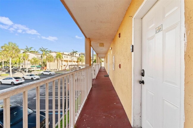 Building Photo - 6235 SW Kendale Lakes Cir