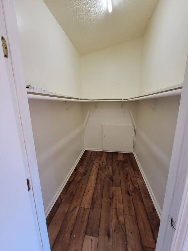 Building Photo - Wonderful spacious country home