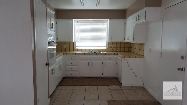 Building Photo - 1696 Pico Ave