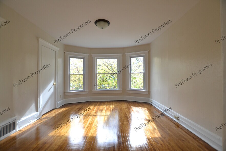 Building Photo - 207 Bridge St