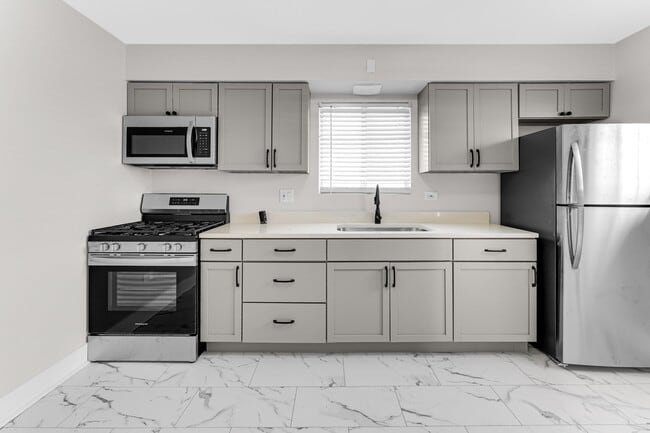 Building Photo - 816 Mackinaw Ave