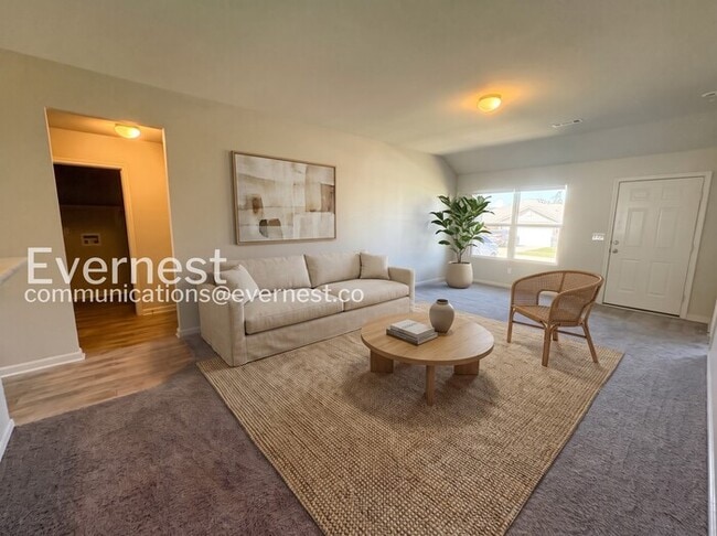 Building Photo - 4 Bed, 2 Bath Home with 2 Car Garage / Available Now!