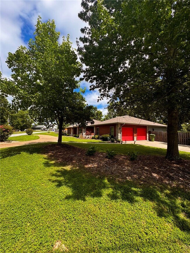 Building Photo - 723 N Lakeview Dr