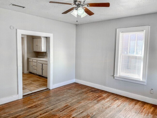 Building Photo - Pre-Leasing 2 bed 1 bath close to Texas Tech!