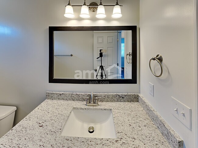 Building Photo - 949 580 E