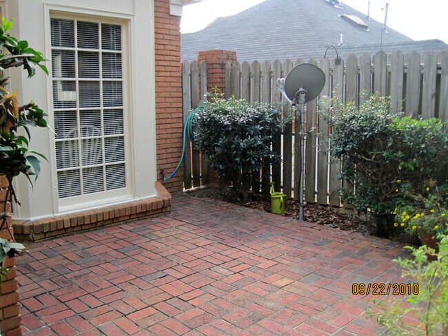 Building Photo - Vestavia Hills - cute and ready to move in NOW!