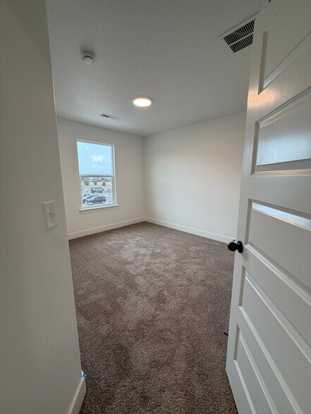 Building Photo - 4391 Templar Dr