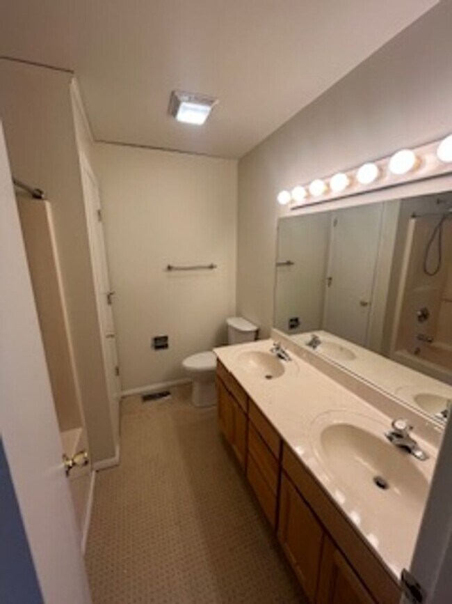 Building Photo - PRICE DROP! Charming 3 bed 2.5 bath Townhome! *6-MONTH LEASES ACCEPTED!*