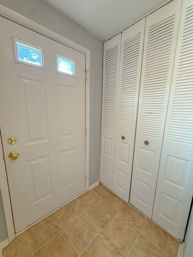 Building Photo - Move-In Ready North Raleigh Townhome Near I-440 & I-540